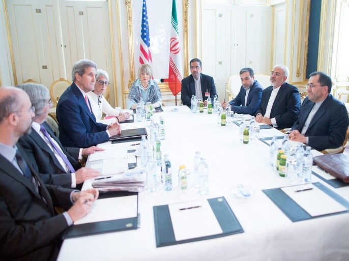 US Secretary of State John Kerry (3-L), and Iranian Foreign Minister Mohammad Javad Zarif (2-R) during talks between the E3+3 (France, Germany, UK, China, Russia, US) and Iran, in Vienna, Austria, 27 June 2015. EPA/GEORG HOCHMUTH no restriction apply
