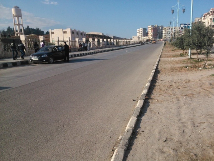 الطريق الواصل بين سجن حماة المركزي وحي القصور في المدينة (الجزيرة نت)