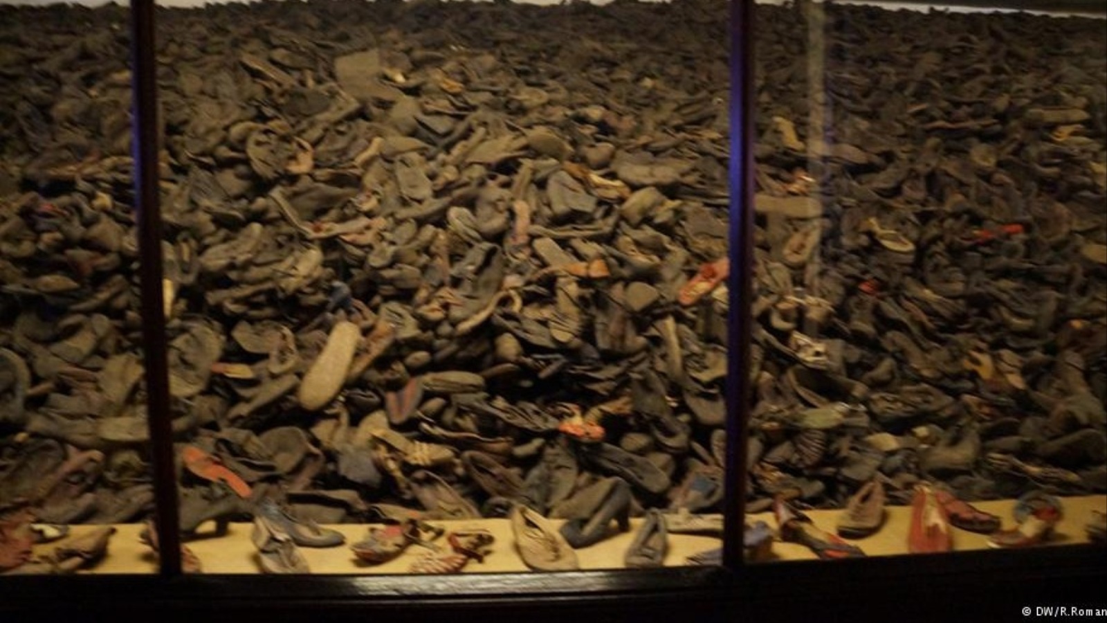 أحذية المعتقلين في أوشفيتز تشير إلى العدد الكبير للقتلى (دويتشه فيله)