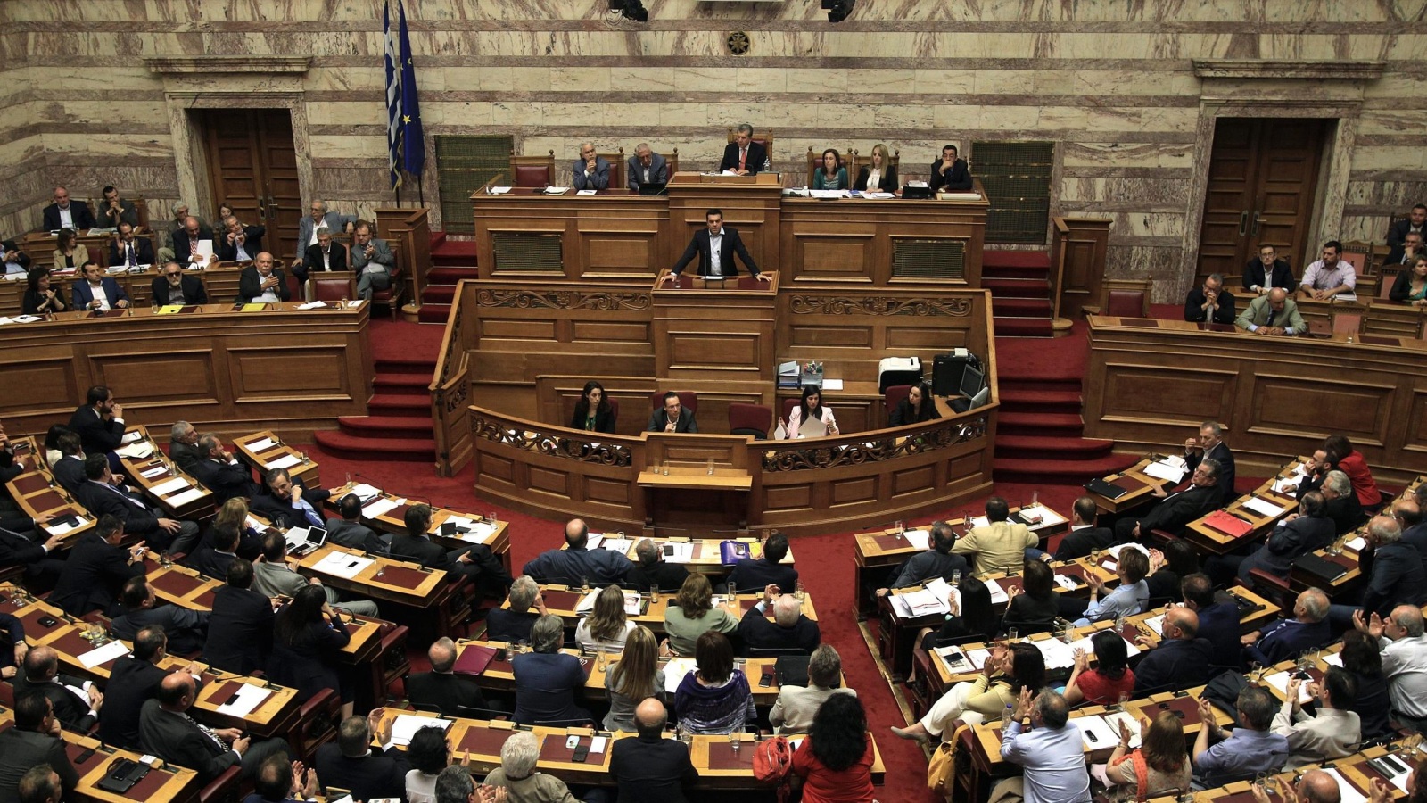 ‪‬ البرلمان اليوناني كان قد تبنى قرارا لطرح شروط خطة الإنقاذ المالي على الاستفتاء الشعبي(الأوروبية)