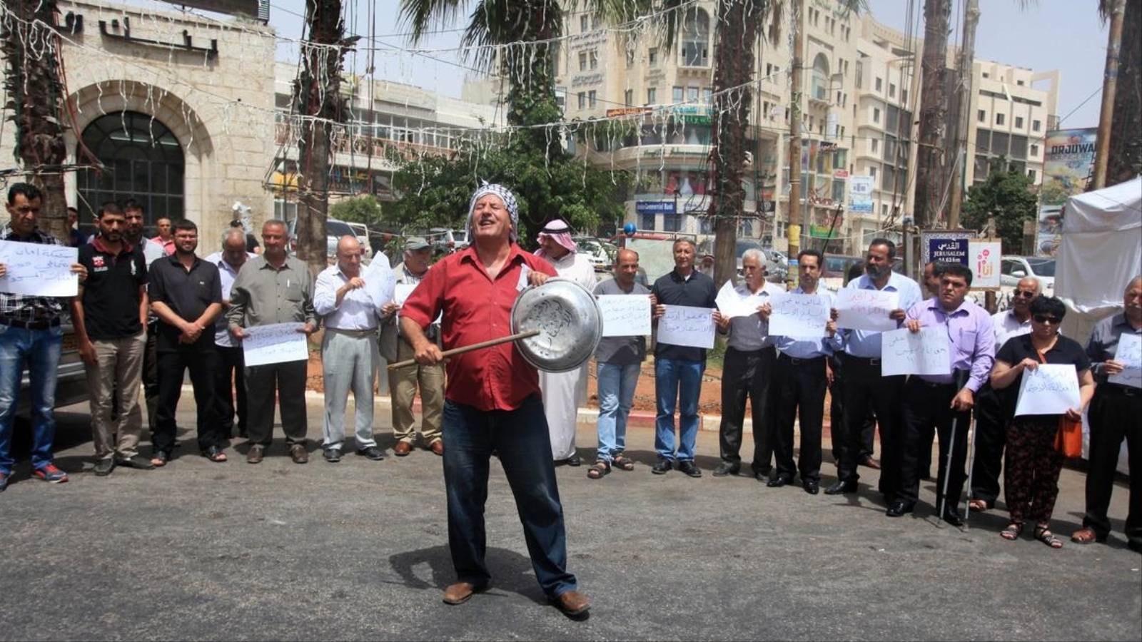 ‪عشرات الفلسطينيين احتجوا اليوم وسط رام الله مطالبين بخفض أسعار المواد الأساسية‬ (وكالة الأناضول)