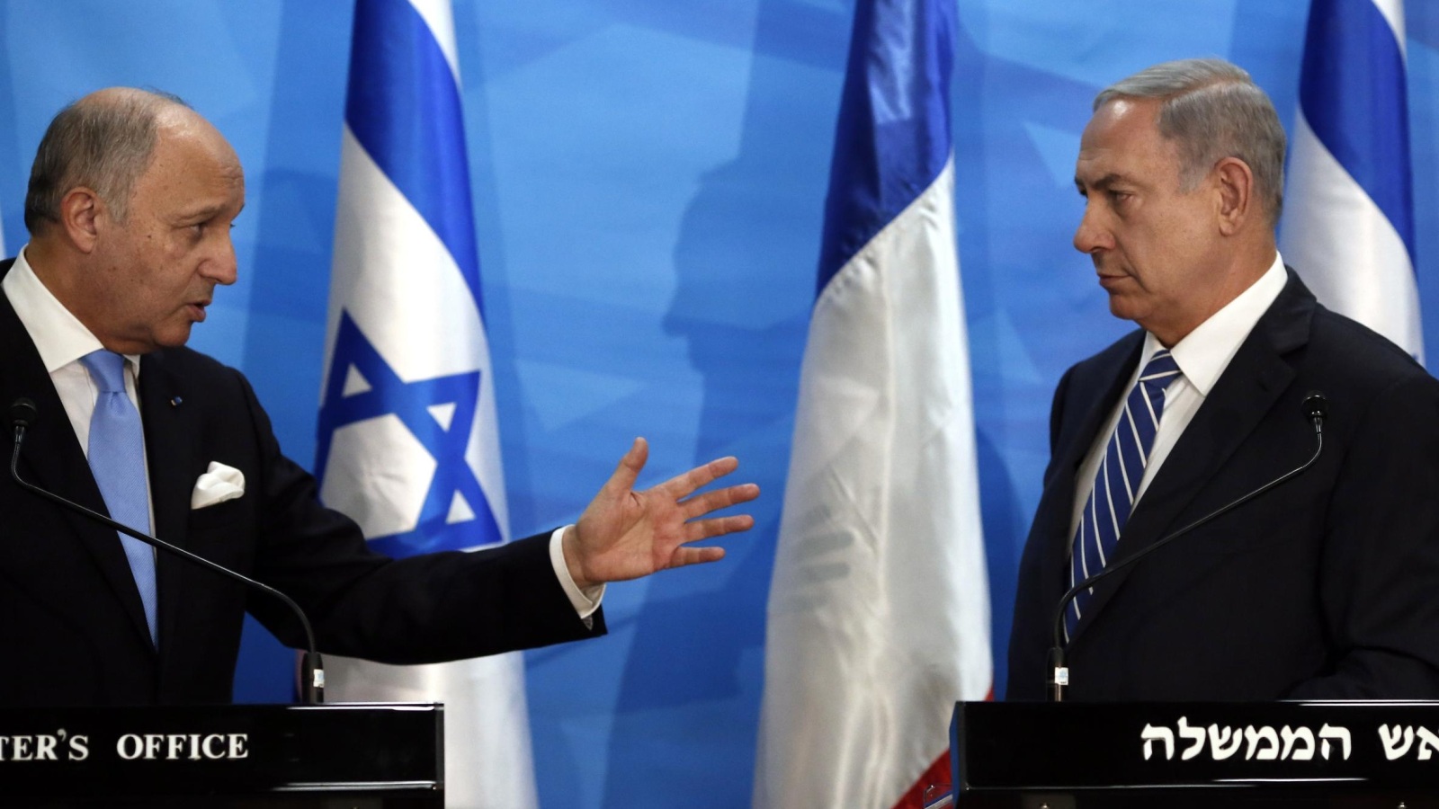 ‪(غيتي إيميجز)‬ فابيوس (يسار) في مؤتمر صحفي الأحد مع رئيس الوزراء الإسرائيلي بنيامين نتنياهو 