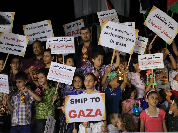 فعالية لأطفال غزة للترحيب باسطول الحرية والمطالبة بحمايته من الاحتلال الاسرائيلي (من أحمد عبد العال / غزة- الجزيرة نت)