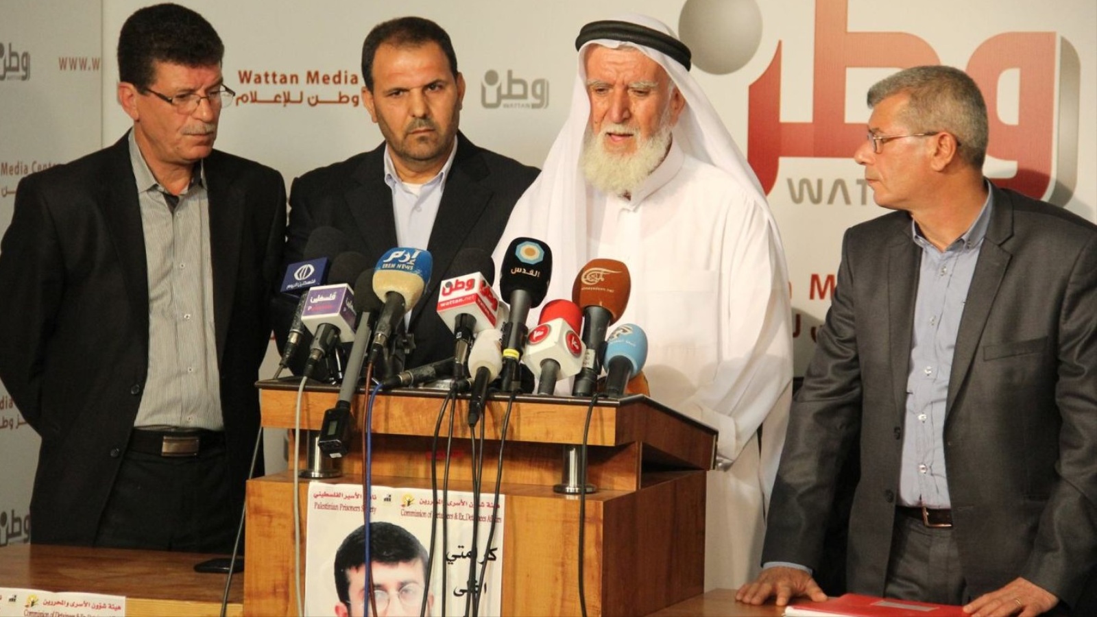 ‪مؤتمر صحفي عن تطورات إضراب الشيخ خضر عدنان بمشاركة والده في الوسط‬ (الجزيرة نت)