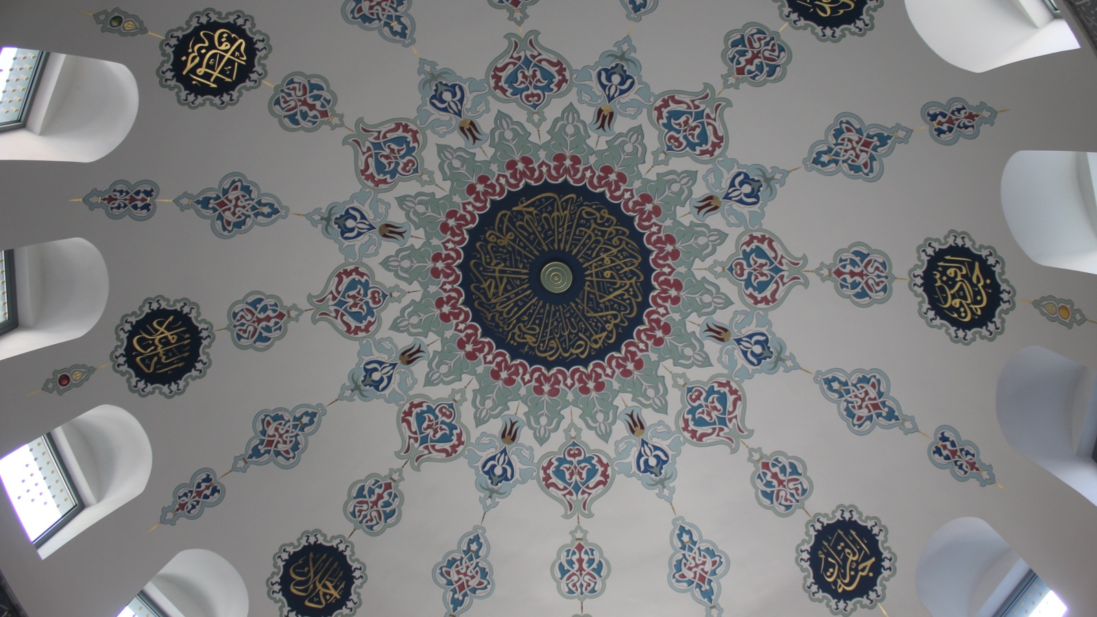 ‪قبة أحد المساجد ببروكسل حيث أصبح الإسلام جزءا من المجتمع البلجيكي‬ (الجزيرة نت)