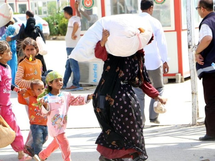 بلغ عدد السوريين الذين دخلوا الأراضي التركية، اليوم الأربعاء، قرابة 1000 شخص، هرباً من الاشتباكات المندلعة بين مسلحي تنظيم داعش ووحدات حماية الشعب الكردية، في مدينة "رأس العين"، التابعة لمدينة الحسكة السورية.