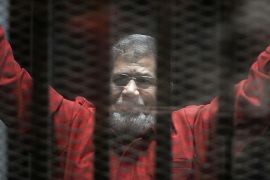 ظهر محمد مرسي أول رئيس مدني منتخب في مصر، اليوم الأحد، مرتديًا زي الإعدام الأحمر، لأول مرة، خلال جلسة محاكمته في القضية المعروفة إعلامياً بـ"التخابرمع قطر"، حسب مراسل الأناضول.