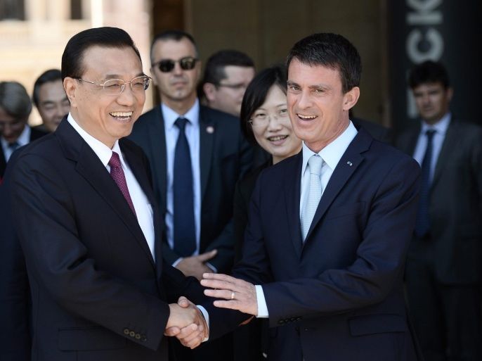 French Prime Minister Manuel Valls (R) and his Chinese counterpart Li Keqiang (L) attend a welcoming ceremony at the Hotel National des Invalides, in Paris, France, 30 June 2015. Li Keqiang is in France for a three-day official visit during which a raft of accords are expected to be signed on joint projects in Africa and Asia. EPA/STEPHANE DE SAKUTIN / POOL MAXPPP OUT