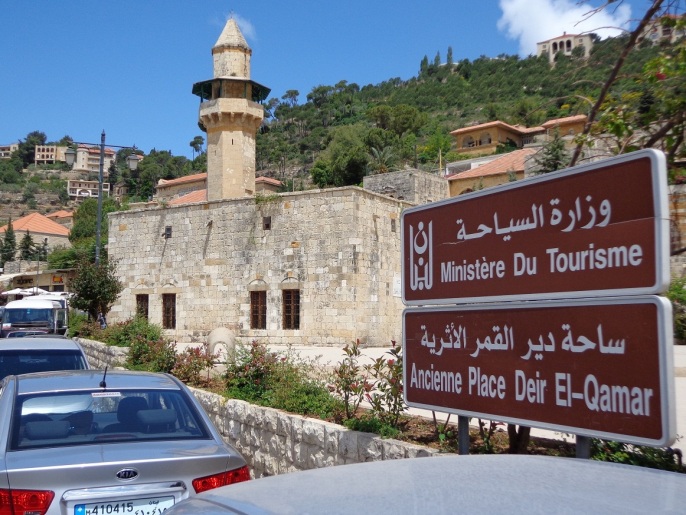 جانب من ساحة منطقة دير القمر التابعة لجبل لبنان (الجزيرة نت)
