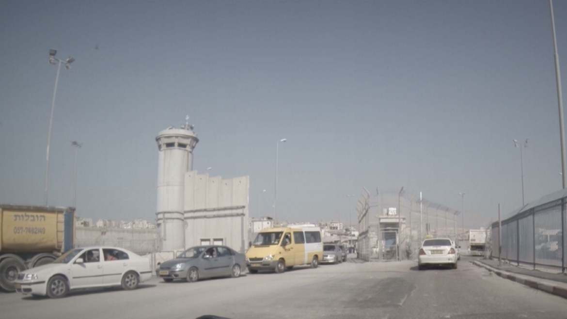 أحد الحواجز الإسرائيلية والجدران التي تقطع أوصال الضفة الغربية
