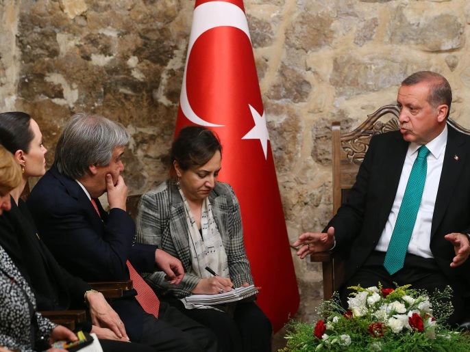 أردوغان (يمين) أثناء لقائه غوتيريس ووفد المفوضية ()