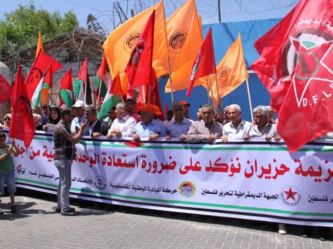 عدد من المشاركين في الوقفة الاحتجاجية أمام مقر الأمم المتحدة بمدينة غزة، 4-6-2015