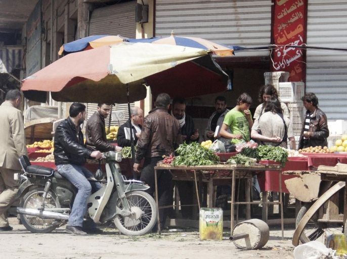 Men shop for fruits and vegetables along a street in Idlib city April 2, 2015. Nusra Front on Thursday declared that Idlib, which was seized from government forces on Saturday by a coalition of militant groups, would now be ruled according to sharia law.REUTERS/Mohamad Bayoush