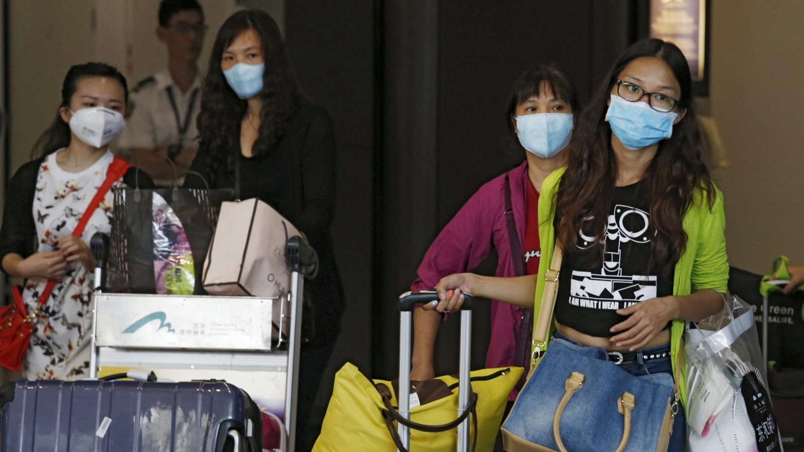 ‪‬ سياح صينيون يصلون إلى مطار بهونغ كونغ من كوريا الجنوبية(رويترز)