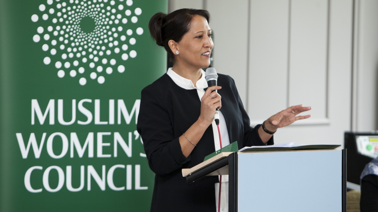 رئيسة المجلس الإسلامي النسائي البريطاني بانا قورا (الجزيرة)