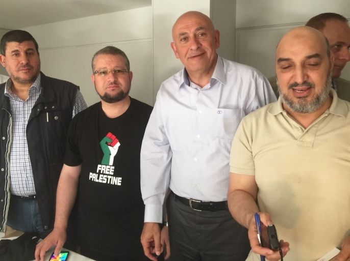 النائب العربي في الكنيست الإسرائيلي باسل غطاس مع مشاركين باسطول الحرية في أحد موانئ اوروبا (الجزيرة)