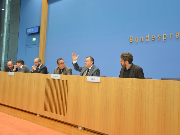 منصور وجه في مؤتمره بقاعة المؤتمرات الصحفية للحكومة الألمانية الشكر للصحفيين الألمان على تغطياتهم الداعمة له أثناء توقيقه (الجزيرة نت)