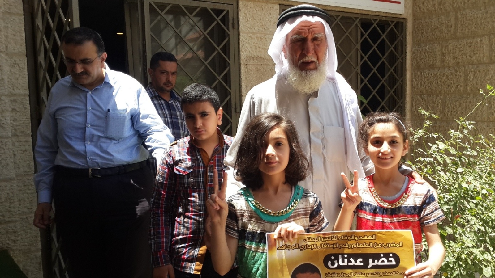 والد المعتقل عدنان وعائلته يحتفلون بقرب الإفراج عنه (الجزيرة)