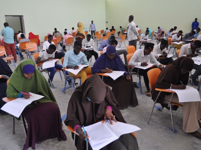 تأدية الطلاب الامتحان النهائي الموحد للمرحلة الثانوية في مدرسة 15 مايو بمقديشو 15 يونيو 2015 (الجزيرة نت).