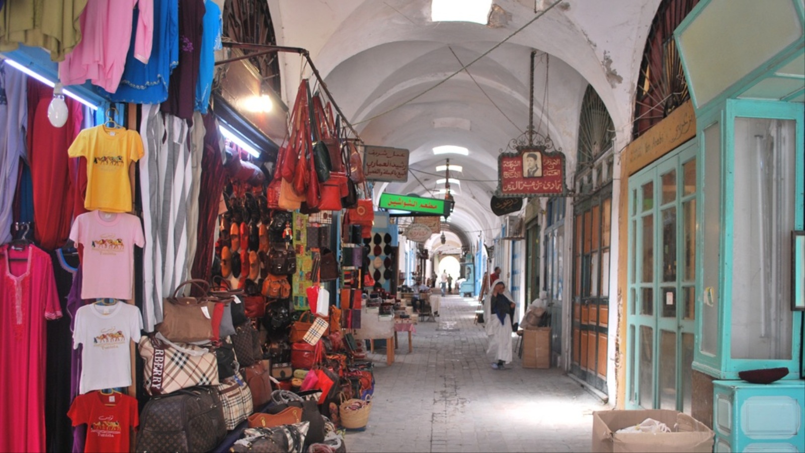 ‪البضائع الحديثة بدأت تغزو سوق الشواشين التاريخية وسط تونس القديمة‬ (الجزيرة نت)