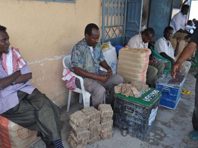 االصومال - مقديشو -صرافون تتكدس عنهم كميات من العملة الصومالية من فئة الألف في سوق زوبي لصرف العملات بمقديشو 14 يونيو 2015 (الجزيرة نت).