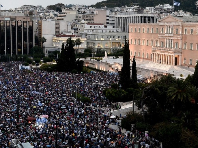 Pro-European Union protester demonstrate in front of the parliament in Athens on June 30, 2015. 2015. Thousands of people rallied in Athens in support of a bailout deal with international creditors which has been rejected by Prime Minister Alexis Tsipras, leaving Greece on the brink of default.AFP PHOTO / ARIS MESSINIS