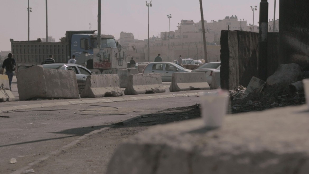 الفلسطينيون يواجهون صعوبات كبيرة خلال محاولتهم التنقل من خلال المعابر التي تقطع أوصال مدنهم