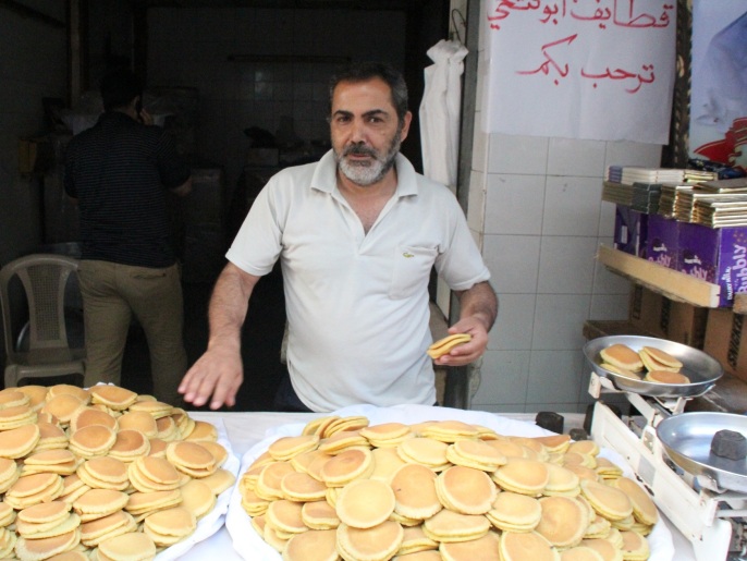 ‪سعد عبد العال يعمل في بيع القطايف‬ (الجزيرة نت)