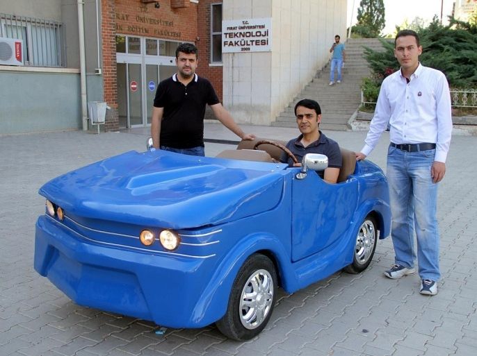 طلاب أتراك يصنعون سيارة كهربائية من مدخراتهم الشخصية
