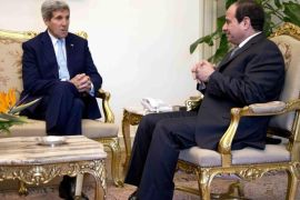Egypt's President Abdel Fattah al-Sisi (R) meets with U.S. Secretary of State John Kerry at the presidential palace in Cairo October 13, 2014. REUTERS/Carolyn Kaster/Pool (EGYPT - Tags: POLITICS)