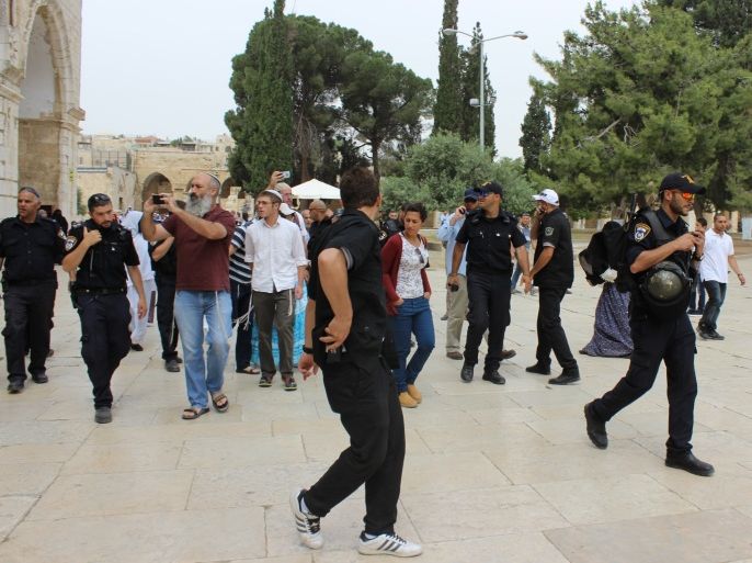 حزيران 2015 مجموعة من المستوطنين يقتحمون الأقصة بحماية شرطة الاحتلال