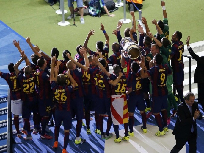 Football - FC Barcelona v Juventus - UEFA Champions League Final - Olympiastadion, Berlin, Germany - 6/6/15 Barcelona players celebrate with the trophy after winning the Champions League final REUTERS/Fabrizio Bensch