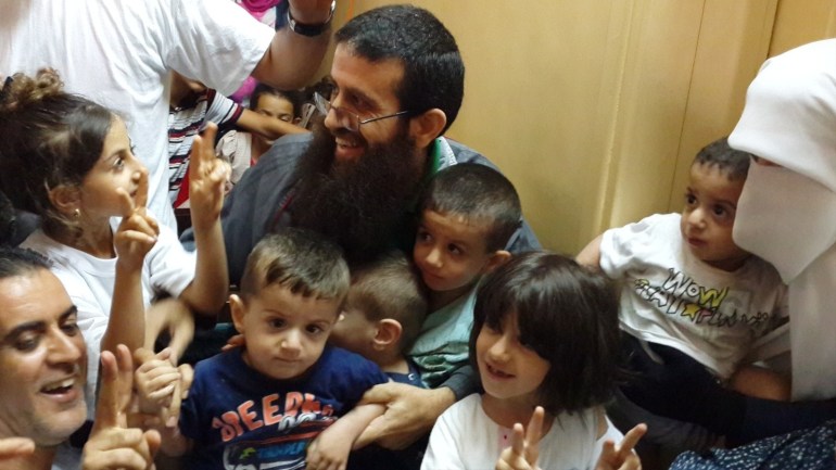 تموز 2015 بلدة عرابة جنين فلسطين الشيخ خضر عدنان بين أطفاله بعد الإفراج عنه فجر الأحد