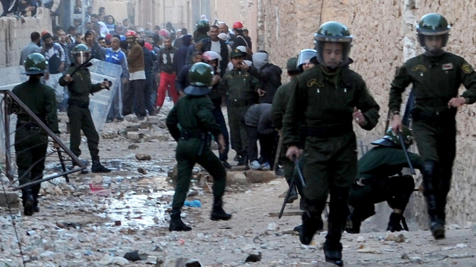 قوات من الدرك الجزائري خلال محاولة فضها الاشتباكات بغرداية (غيتي)