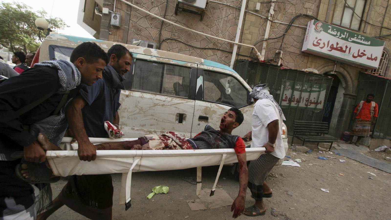 ‪أحد عناصر المقاومة الشعبية في تعز أصيب قبل أيام أثناء الاشتباكات مع قوات الحوثي وصالح‬ (رويترز)