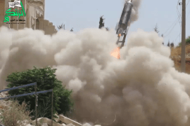 كتائب المعارضة تستهدف بصاروخ حاجز دوار باب السلام في حلب الجديدة.