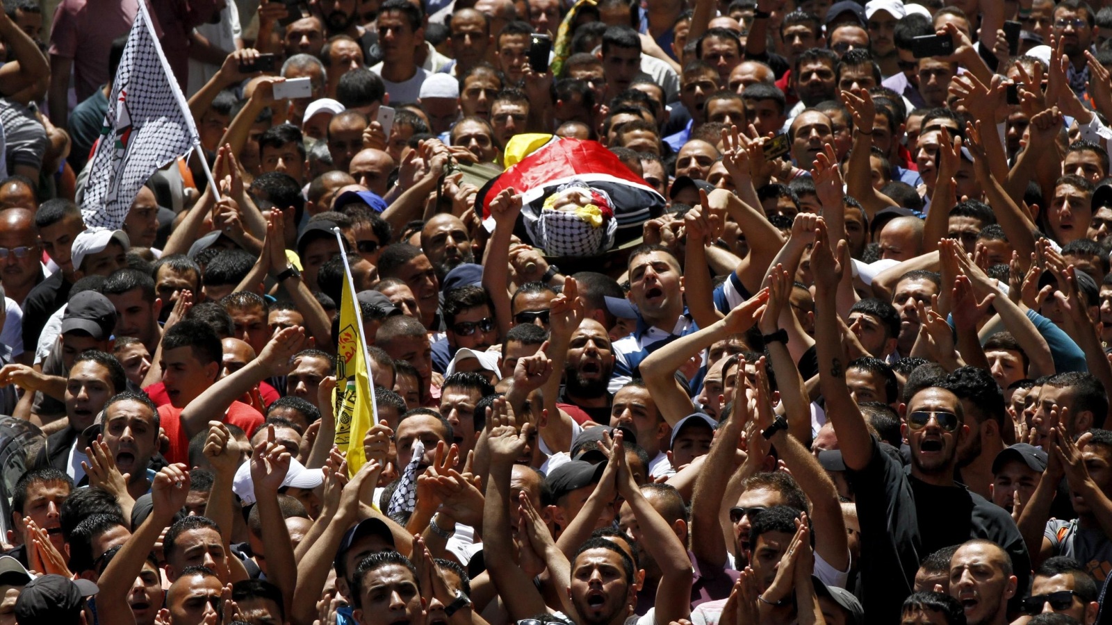 آلاف الفلسطينيين شيعوا جنازة الشهيد محمد هاني الكسبة في قلنديا(الأوروبية)