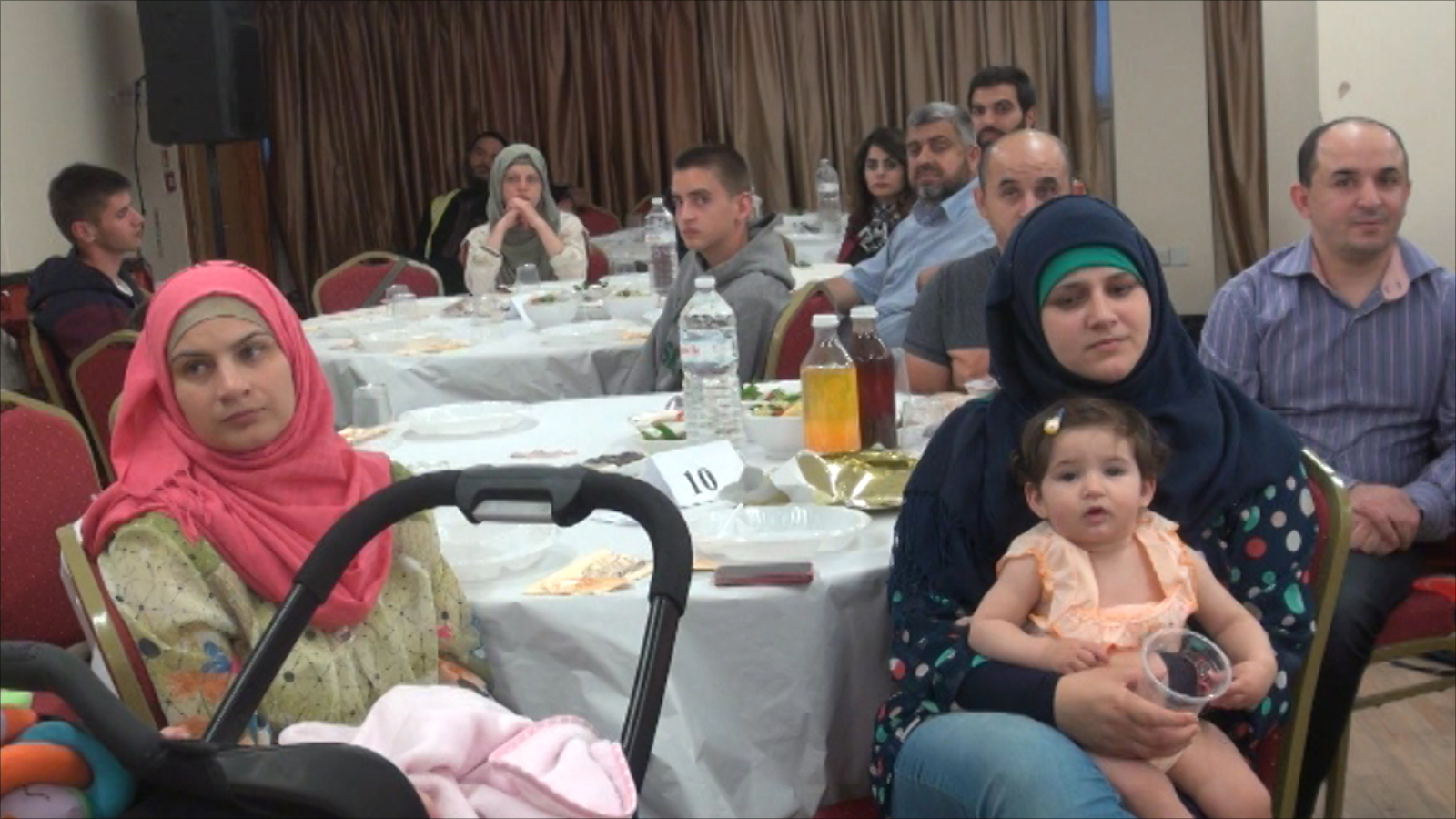 مائدة الإفطار الرمضانية جمعت العائلات من شتى الجنسيات العربية (الجزيرة)