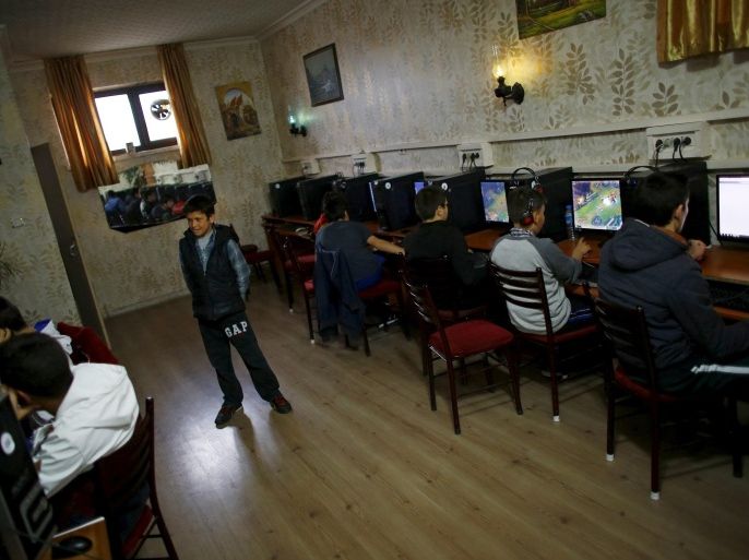 People use computers at an internet cafe in Ankara April 6, 2015. Twitter has complied with Turkey's request to remove images of an Istanbul prosecutor held at gunpoint by far-left militants and the block of access to is about to be lifted, a Turkish official told Reuters on Monday. Turkey banned access to the micro-blogging site and YouTube after they refused a request to remove photographs of Mehmet Kiraz, a prosecutor killed in a shootout last week. REUTERS/Umit Bektas