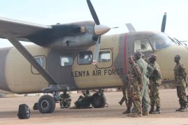 جنود كينيون بجانب طائرة تابعة لسلاح الجو الكيني بمطار كيسمايو جنوب الصومال في 8 نوفمبر/تشرين الثاني 2012.