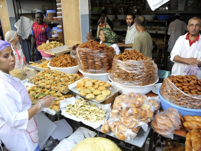 ‪حركة دؤوبة لا تهدأ في أسواق ومحلات المغرب خلال شهر رمضان‬ (الأناضول)