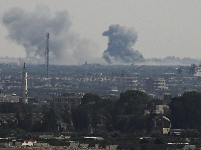 Smoke rises on the Egyptian side of the border in northern Sinai, seen from southern Gaza Strip side near Rafah, 02 July 2015. Security forces in Egypt's restive Sinai Peninsula have been targeted on 01 July in a spate of audacious attacks that analysts said marked an unprecedented tactic by a local Islamic State affiliate. The Sinai Province group, which claimed responsibility for the 01 July deadly attacks on Egyptian security forces in the restive Sinai Peninsula, has emerged in recent years as the country's most active and deadly jihadist group. The group pledged allegiance in 2014 to the Islamic State extremist organization, which controls swathes of Syria and Iraq.