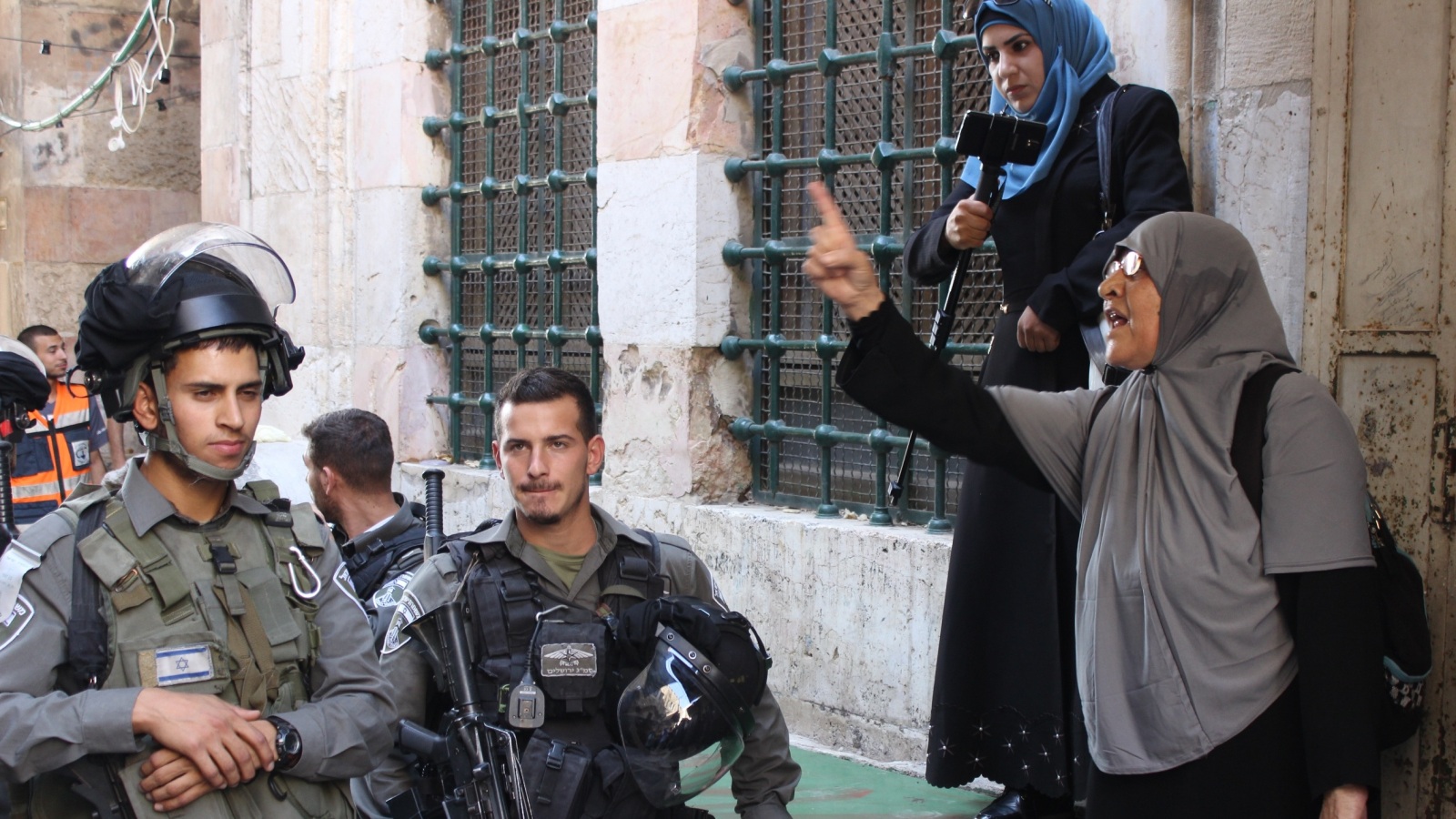 المُسنة أم خالد تهتف للأقصى أمام جنود الاحتلال بالبلدة القديمة بالقدس (الجزيرة نت)
