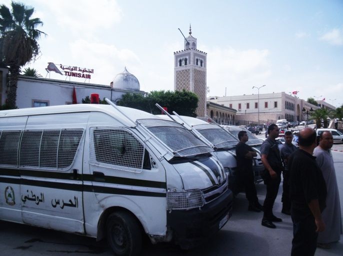 أعون شرطة يقفون قرب أحد المساجد ساحة القصبة العاصمة تونس جويلية يوليو 2015