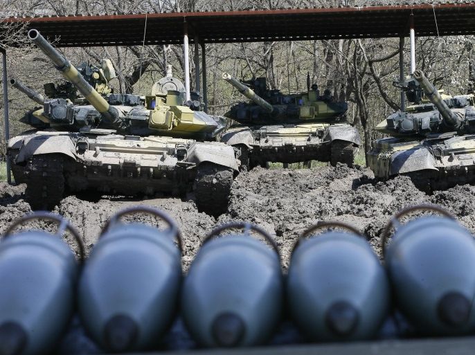Russian T-90A tanks take part in a military drill at a training ground outside the southern Russian city of Krasnodar on April 14, 2015. AFP PHOTO / SERGEI VENYAVSKY