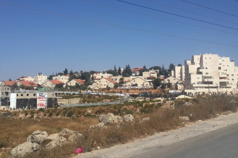 فلسطين 28 تموز 2015 صورة لمستعمرة بيت ايل الثلاثاء حيث يظهر المبنيان باللون الأسود على أراضي الحاج عبد الرحمن قاسم