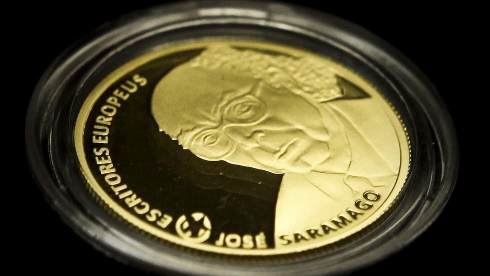 ‪قطعة ذهبية أصدرتها البرتغال تخليدا لذكرى أديبها جوزيه ساراماغو‬ (الأوروبية)