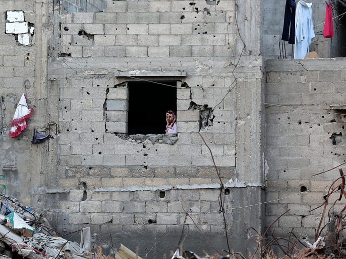 امرأة فلسطينية في منزلها المدمر بحي الشجاعية جراء العدوان الإسرائيلي على غزة 2014 (الأوروبية)