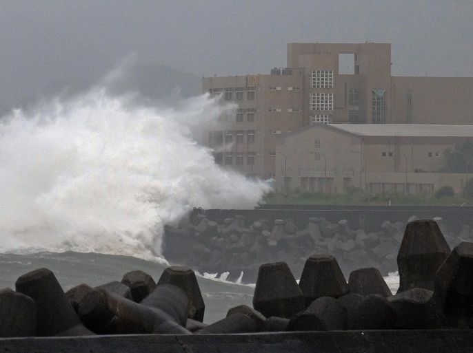 Giant waves crash into the coastline next to National Taiwan Ocean University (R) in Keelung as Typhoon Chan-hom brings rain to northern Taiwan on July 10, 2015. Taiwan was bracing for fierce winds and torrential rains on July 10 as Typhoon Chan-hom gained momentum and the island's stock market, schools and offices closed in preparation for the storm. AFP PHOTO / Sam Yeh