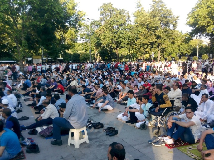 مصلون عرب يستمعون لخطبة عيد الفطر باللغة العربية في ميدان الإطفائية بإسطنبول بتركيا يوم 17 يوليو/تموز 2015